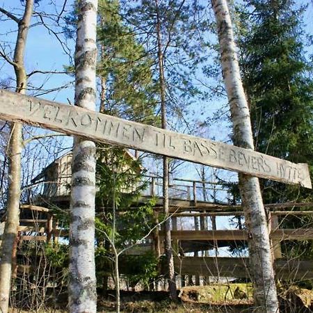Tretopphytter Pa Grensen - Beverhytta Med Robat Og Gjeddefiske Halden Exterior foto